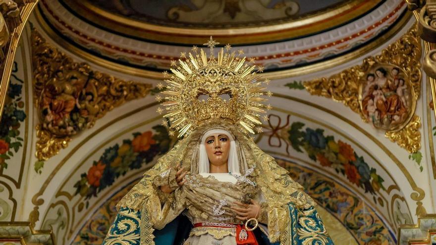 La Capilla de los Marineros culmina la espera: la Esperanza de Triana ya está en su camarín