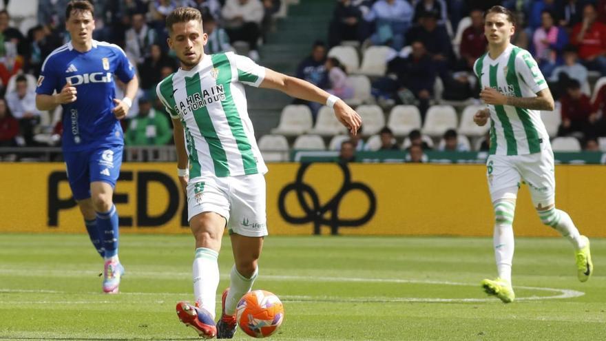 Isma Ruiz controla el balón en una acción en el partido del Córdoba CF y el Oviedo.