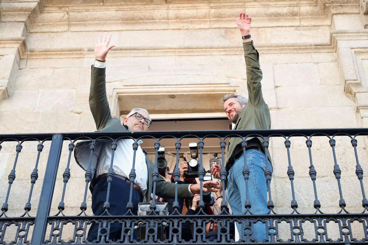 Migul Fernández y Rubén Arroxo se despiden desde el balcón del consistorio lucense.
