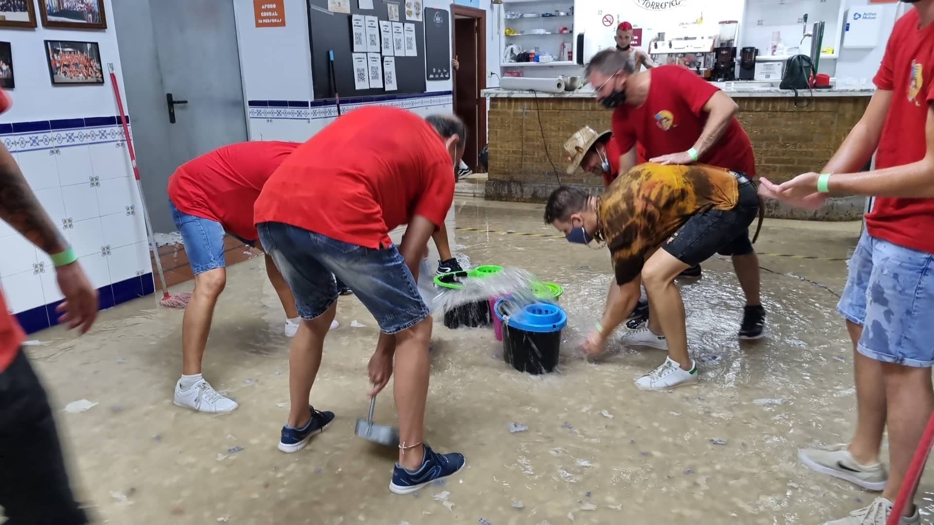 Falleros de Río Bidasoa intentan achicar el agua introducida en el casal