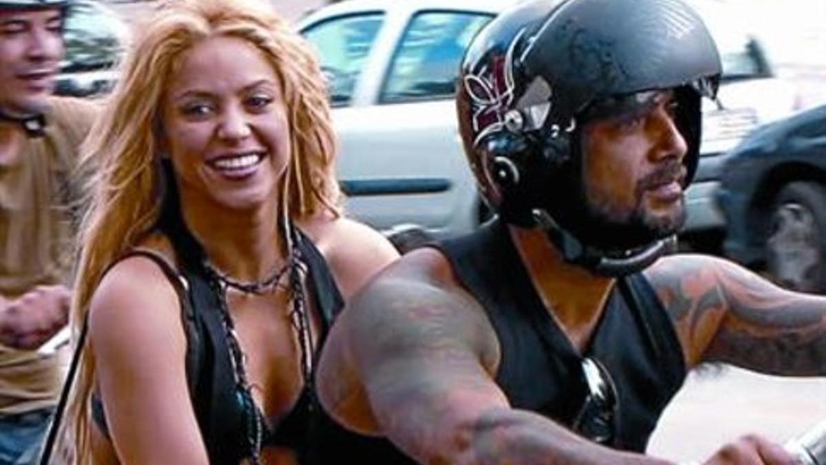 Shakira, el 18 de agosto, rodando sin casco por la Barceloneta.