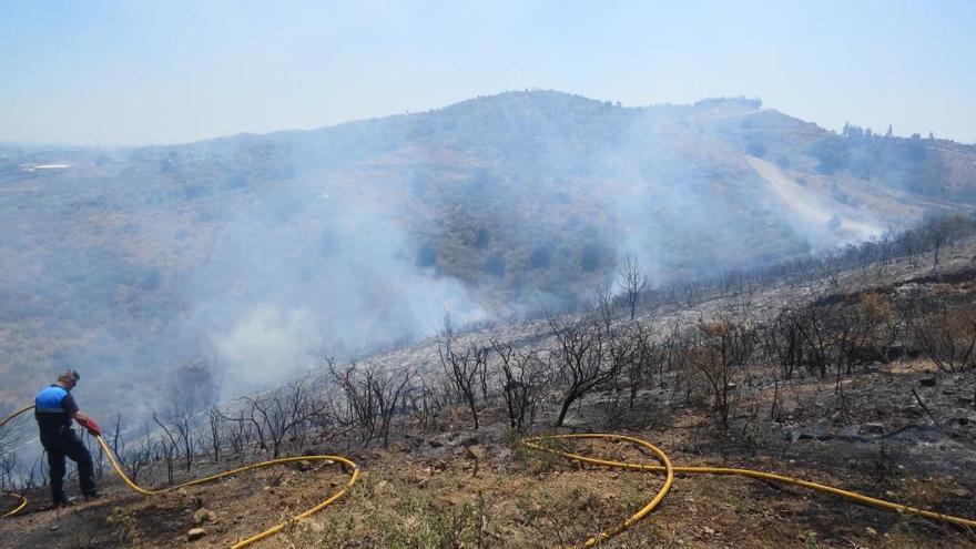 Extinción de uno de los incendios provocados por el detenido.