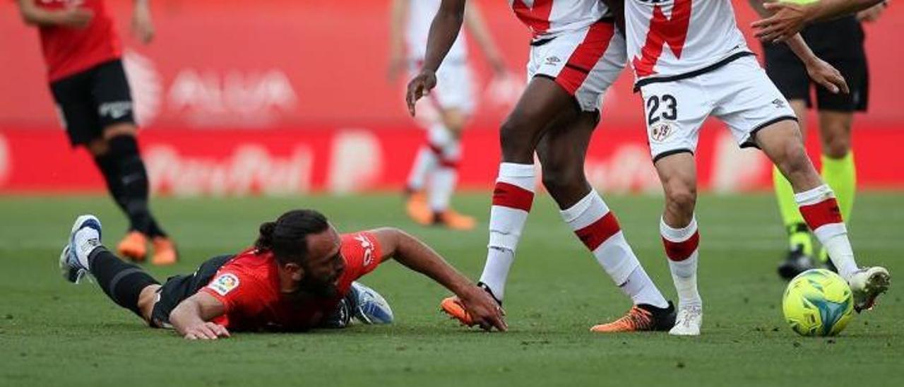 Muriqi, en el suelo, durante el partido disputado ayer frente al Rayo Vallecano.