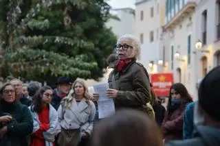 Más de 80 vecinos de la plaza Llorenç Villalonga se encadenan para impedir la tala de los bellasombra
