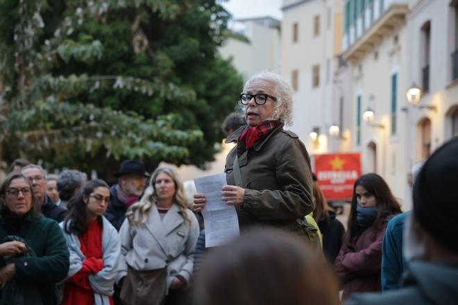 Más de 80 vecinos de la plaza Llorenç Villalonga se encadenan para impedir la tala de los bellasombra
