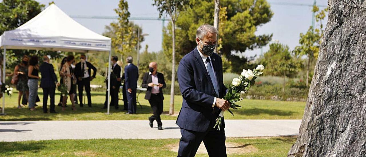 Inauguración, ayer, del monolito en los jardines del campus ilicitano de la Universidad Miguel Hernández.