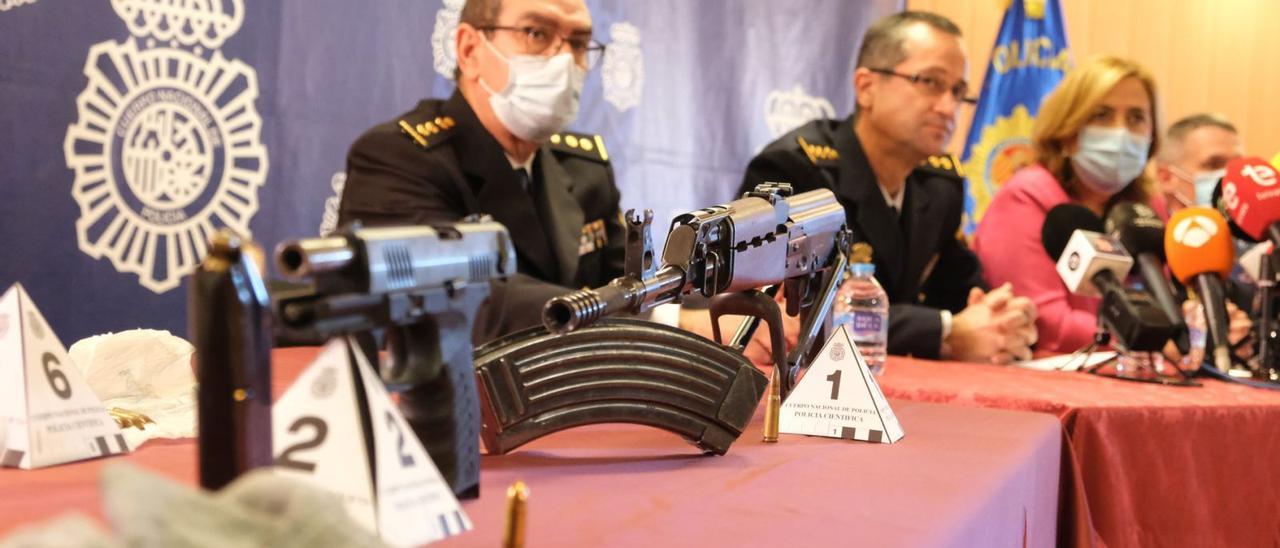 Las armas incautadas al arrestado y, de izda a dcha, los comisarios Lafuente, Montore y Del Olmo  junto a la subdelegada, el jueves.  | ÁXEL ÁLVAREZ