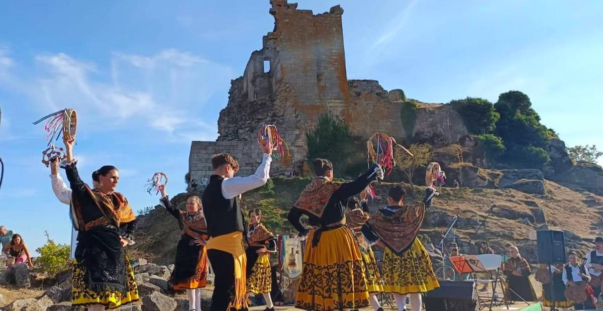 Actuación de folklore, junto al castillo en Trevejo, en una imagen de archivo.