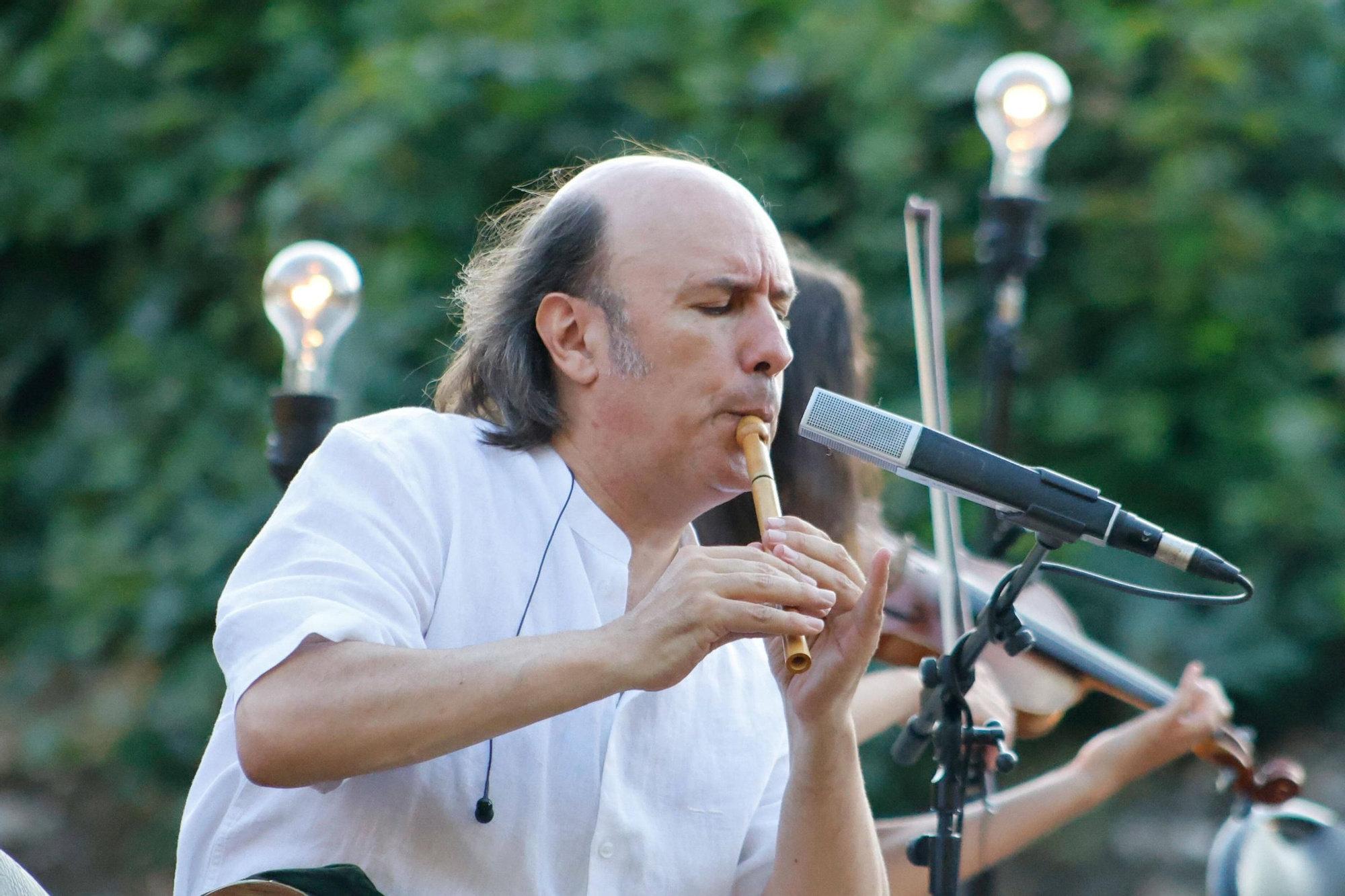 Carlos Núñez pechou o festival Folk na Beira do Sar cun concerto máxico na Colexiata