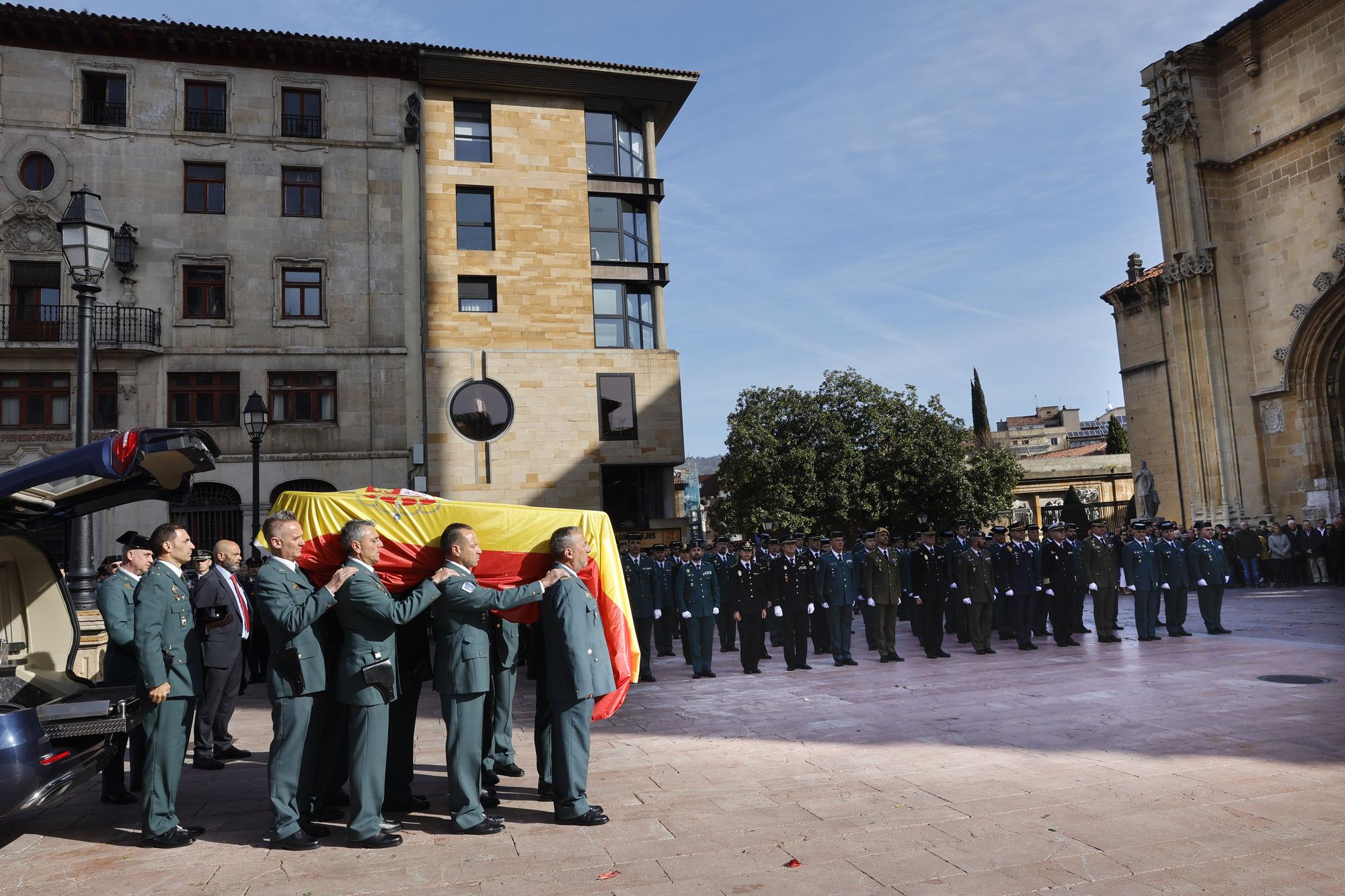 En imágenes: funeral en la catedral de Oviedo del guardia civil que evitó una masacre ciclista en Pravia