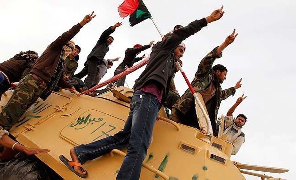 Després de cinc dies de bombardejos aliats, diversos rebels celebren damunt d’un tanc la victòria sobre les forces de Gaddafi a Agedàbia.