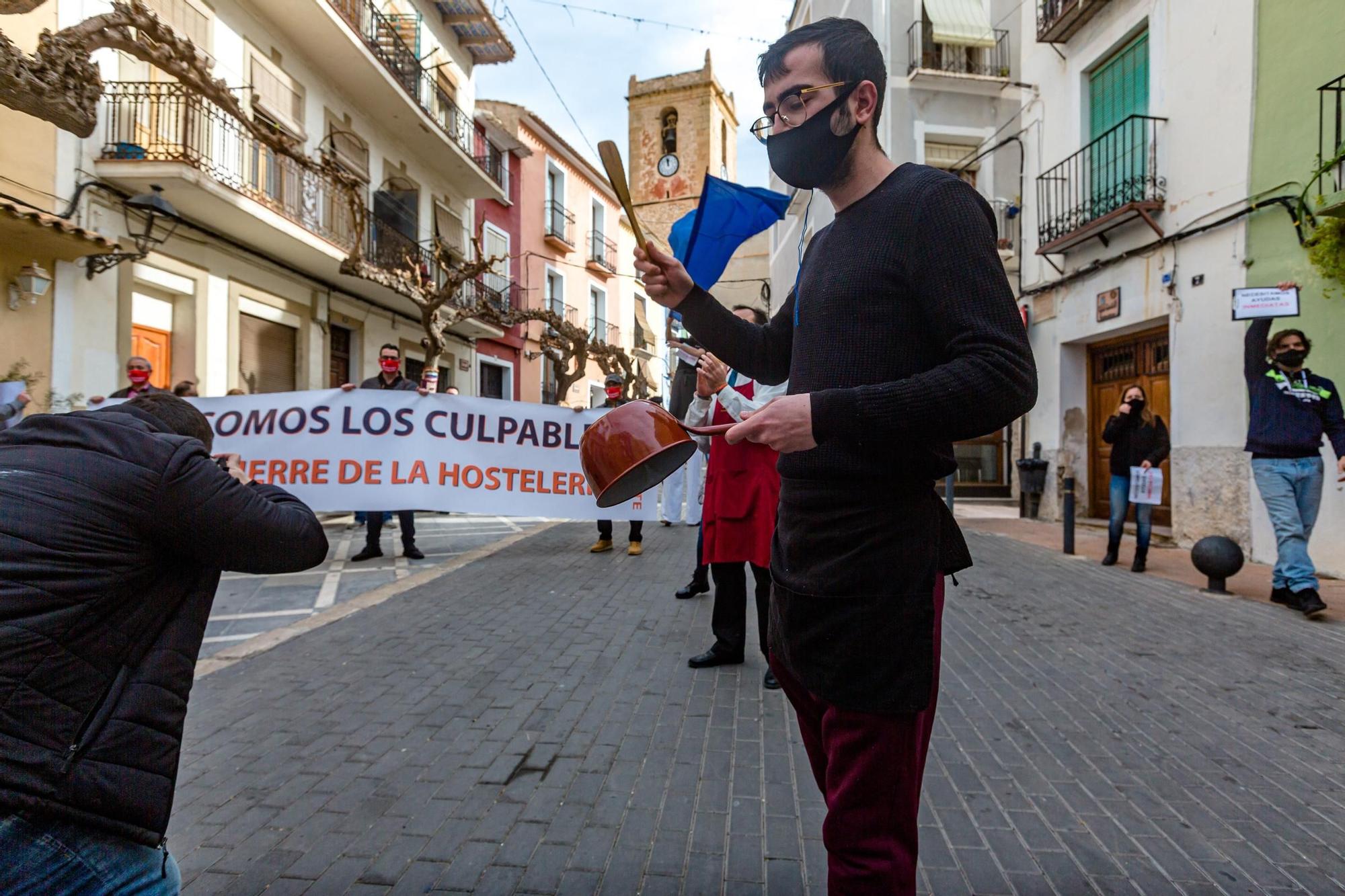 Cerca de 500 personas se manifiestan en La Vila contra el nuevo cierre de la hostelería y la falta de ayudas