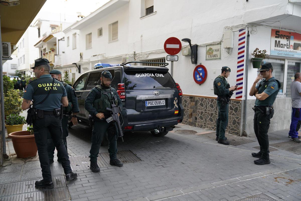 Agentes del GAR de la Guardia Civil, en el momento final de la negociación cuando el detenido se entregó