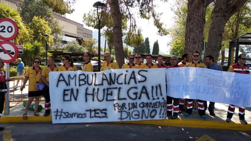 Técnicos en emergencias sanitarias durante la huelga a las puertas del Hospital de Xàtiva.