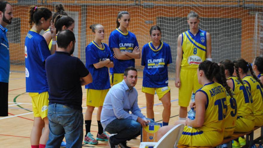 Carles Martínez, dando instrucciones a sus jugadoras.