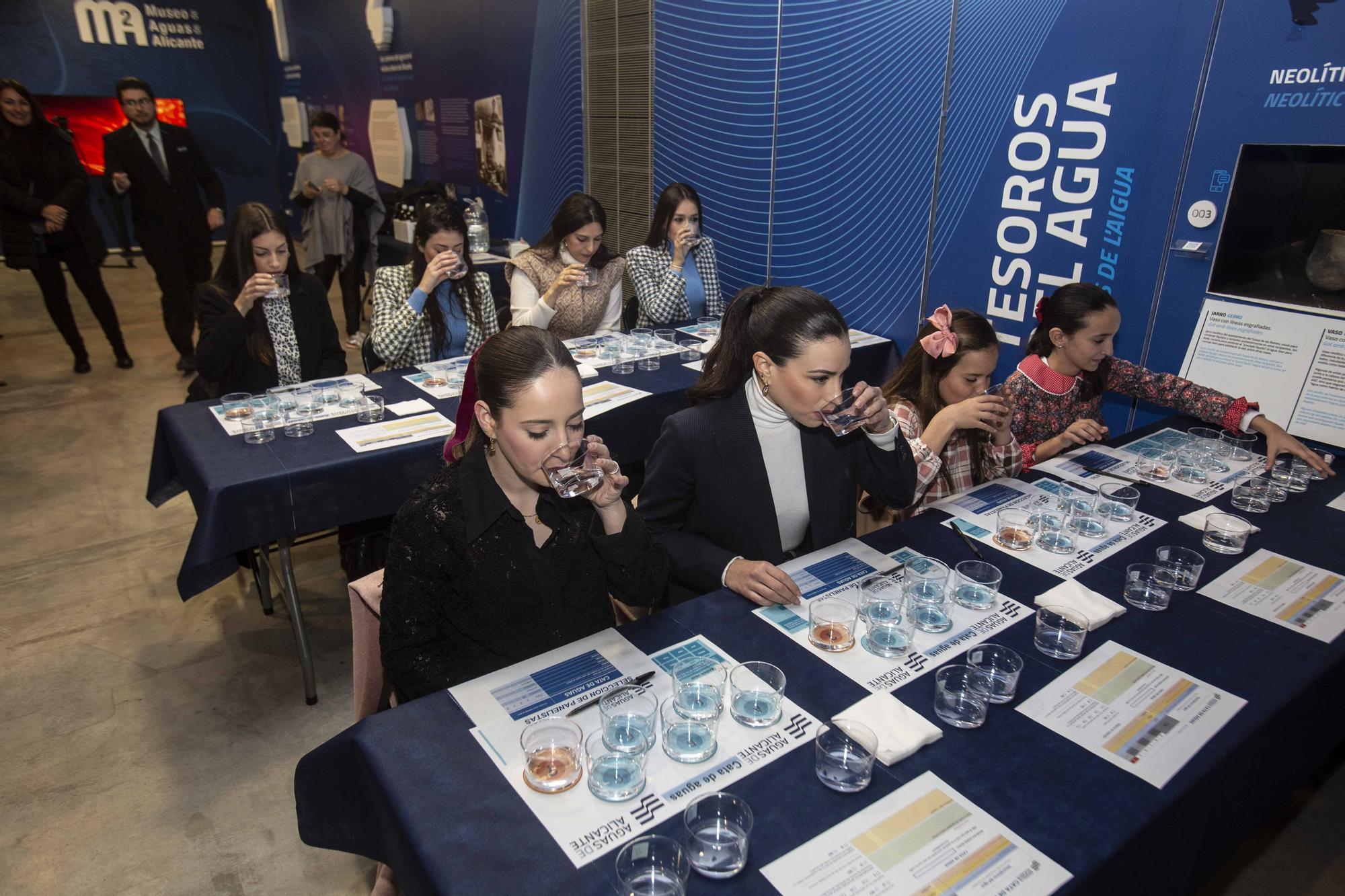 Las Belleas del Foc y sus damas hacen una cata de agua "a ciegas" en el Museo de Aguas de Alicante