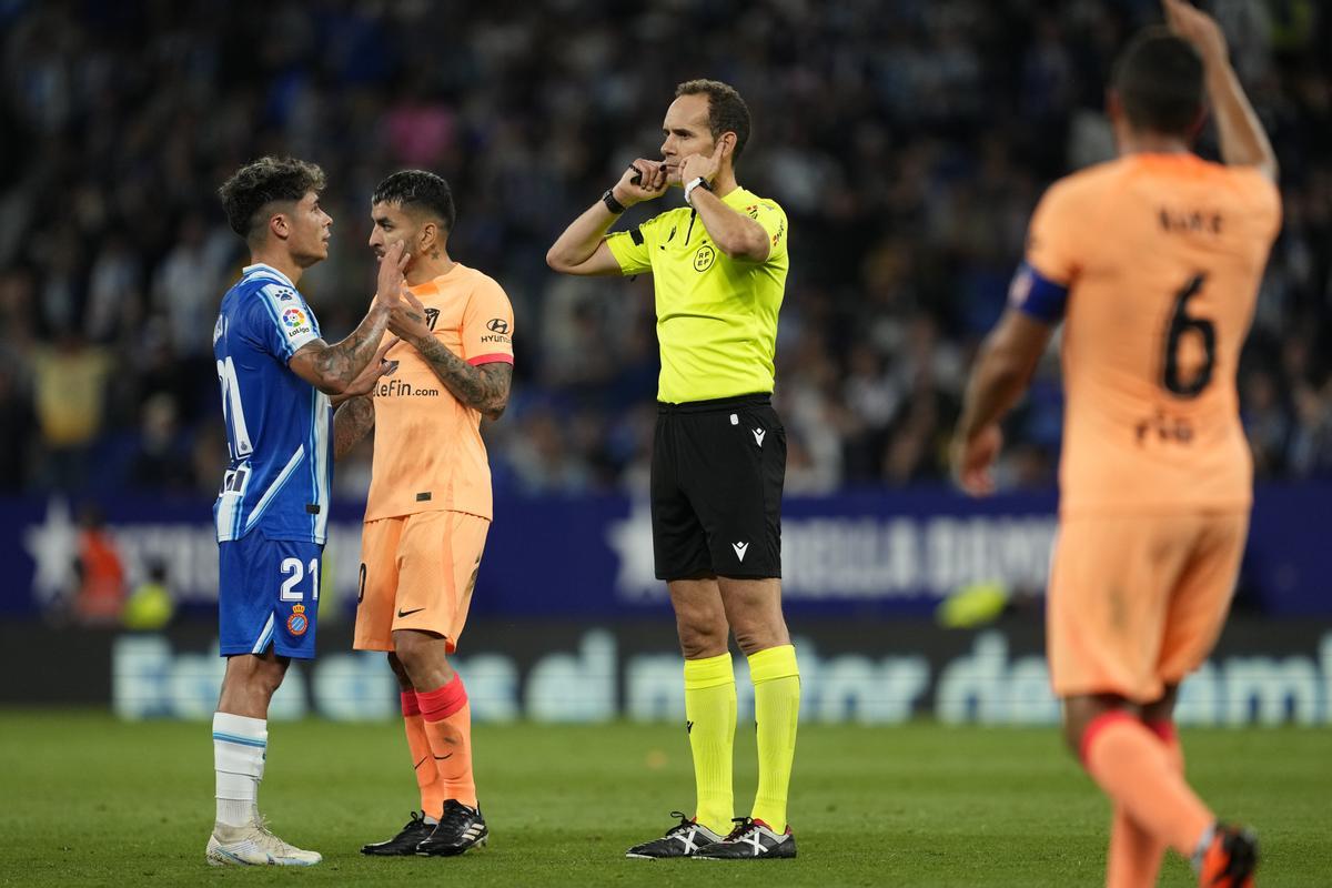 BARCELONA, 24/05/2023.- El colegiado Melero López espera la decisión del VAR sobre el segundo gol del Atlético de Madrid durante el encuentro correspondiente a la jornada 36 de primera división que disputan hoy miércoles frente al Espanyol en el RCD Stadium, en Barcelona. EFE / Alejandro García.