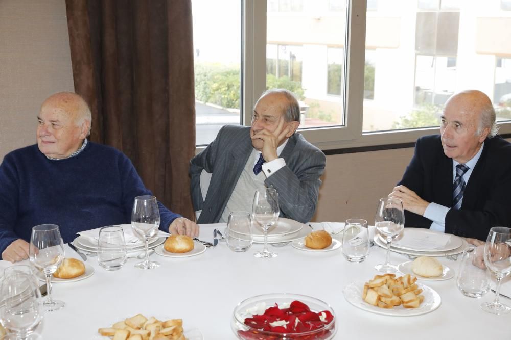 Eloy Olaya recibe la insignia de oro de la Asociación de Veteranos del Sporting