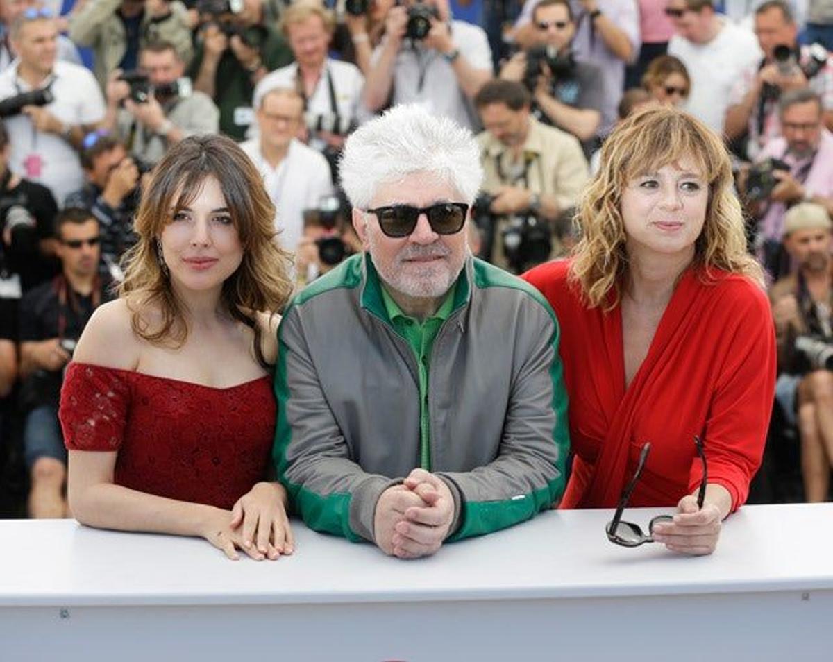 Adriana Ugarte, Pedro Almodóvar y Emma Suárez posan para los fotógrafos en la presentación de 'Julieta' en el Festival de Cannes.