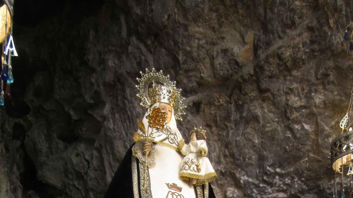 La Santina, en Covadonga, viste de negro este Viernes de Pasión