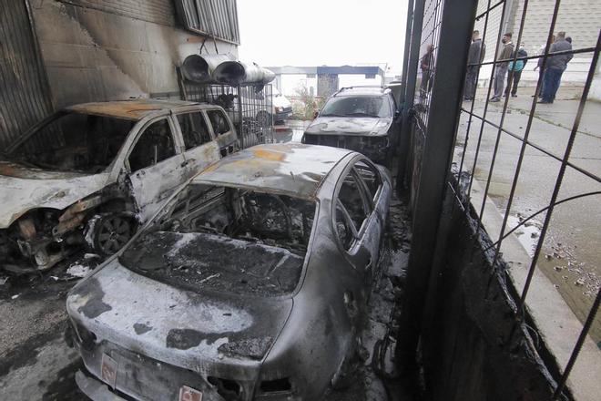 El fuego arrasa unos talleres en el polígono Amargacena con 45 vehículos en su interior