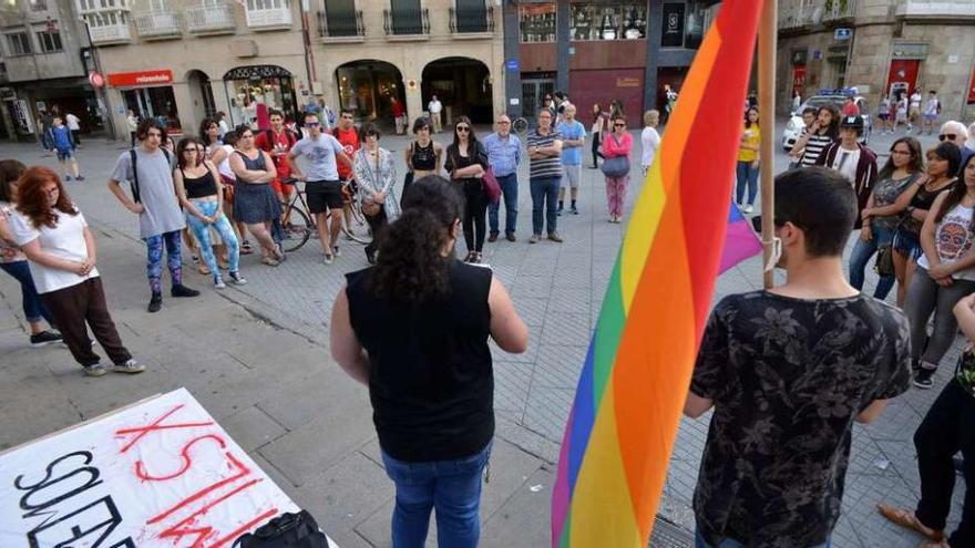 Participantes, ayer, en la movilización del Día del Orgullo LGBT, en la plaza de la Peregrina. // Gustavo Santos