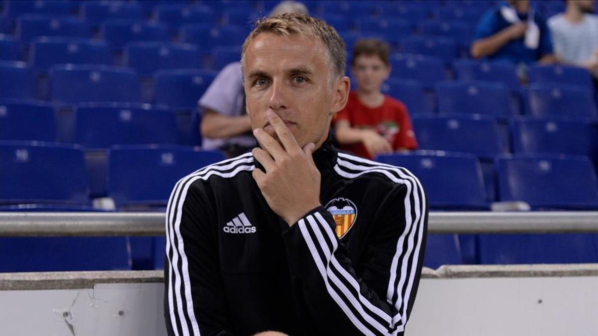 Phil Neville, en su etapa en el cuerpo técnico del Valencia