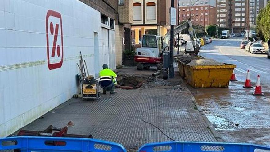 Restablecido el suministro de agua a las calles Valdés Salas y Fray Valentín Morán tras un reventón de la tubería