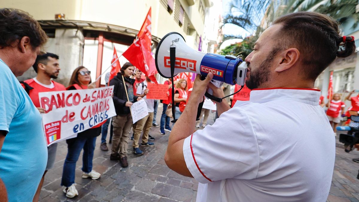 Manifestación de trabajadores del Banco de Sangre de Canarias a las afueras del Parlamento