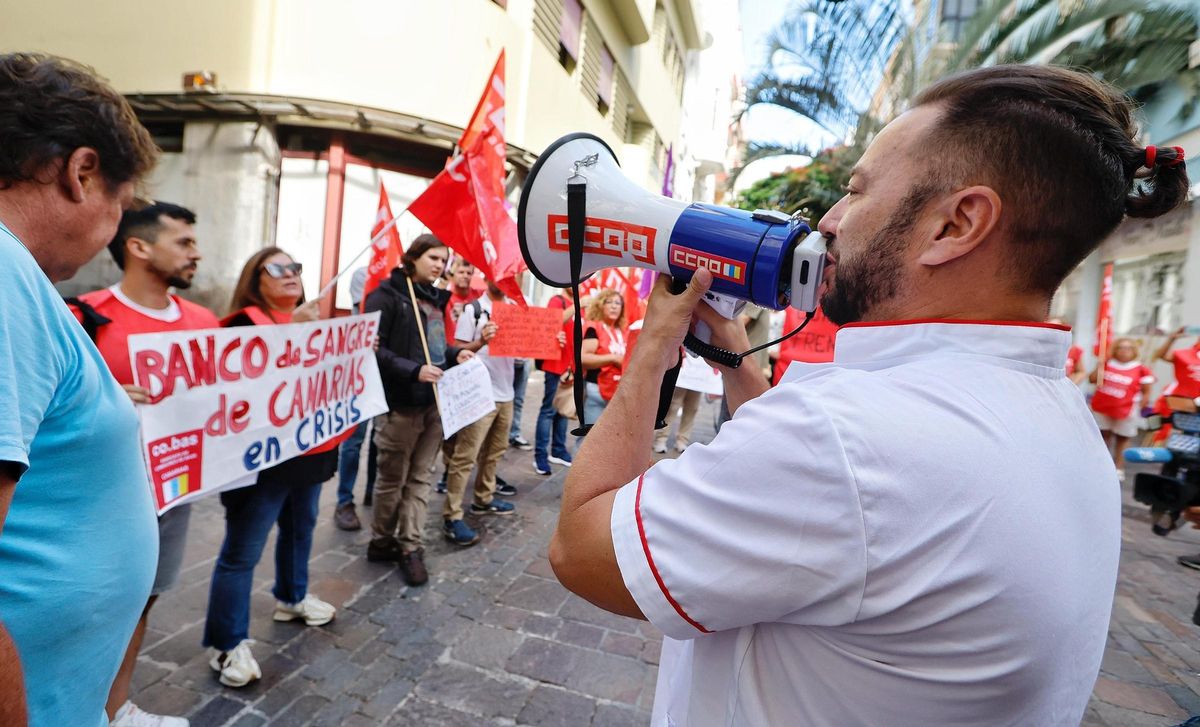 Manifestación de trabajadores del Banco de Sangre de Canarias a las afueras del Parlamento