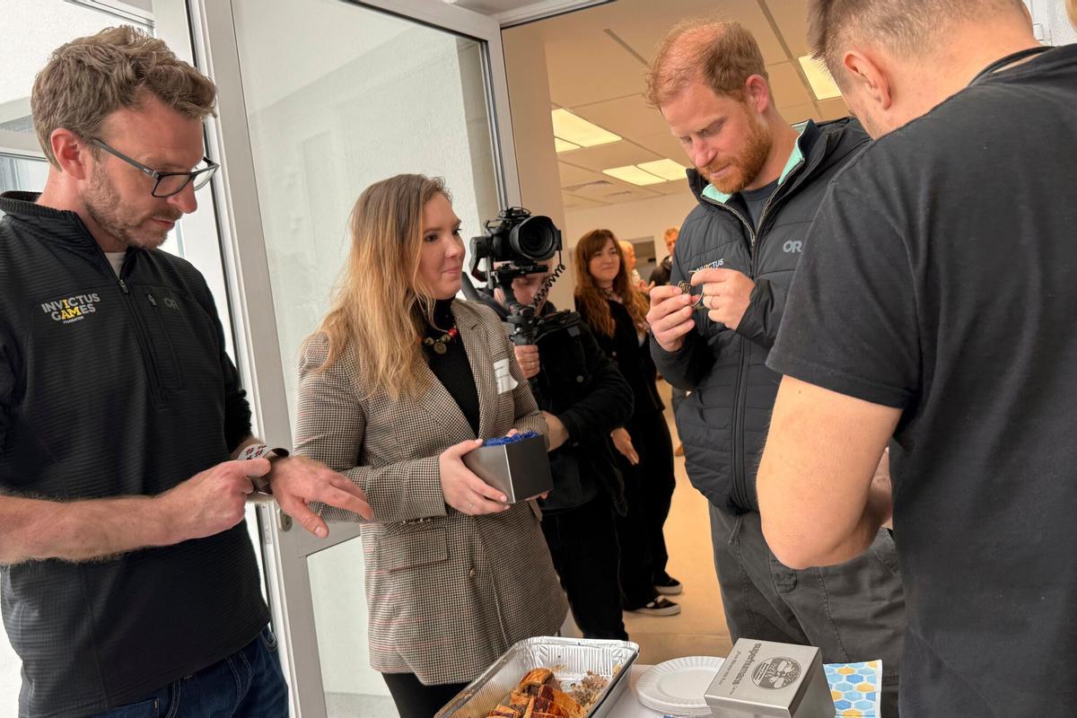 Britain's Prince Harry, second from right, visits to Superhumans rehabilitation center near Lviv, Ukraine, April 10, 2025. (AP Photo) associated Press / LaPresse Only italy and Spain. EDITORIAL USE ONLY/ONLY ITALY AND SPAIN