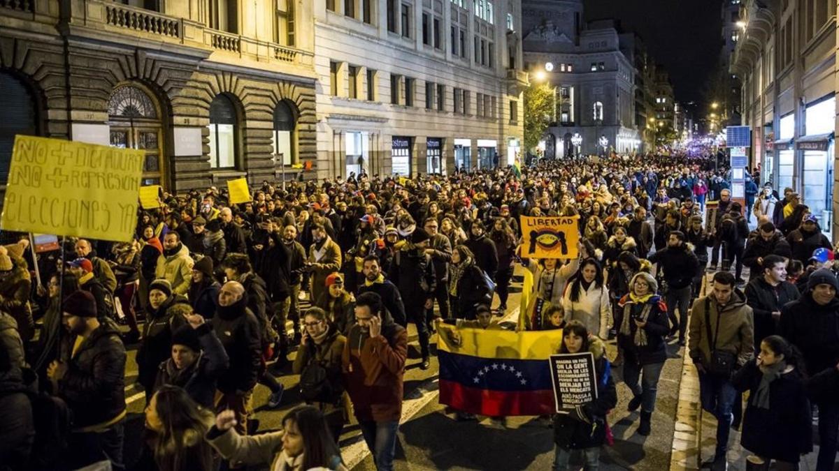 Más de 5.000 personas han asistido a la marcha en Barcelona para denunciar la situación de Venezuela.