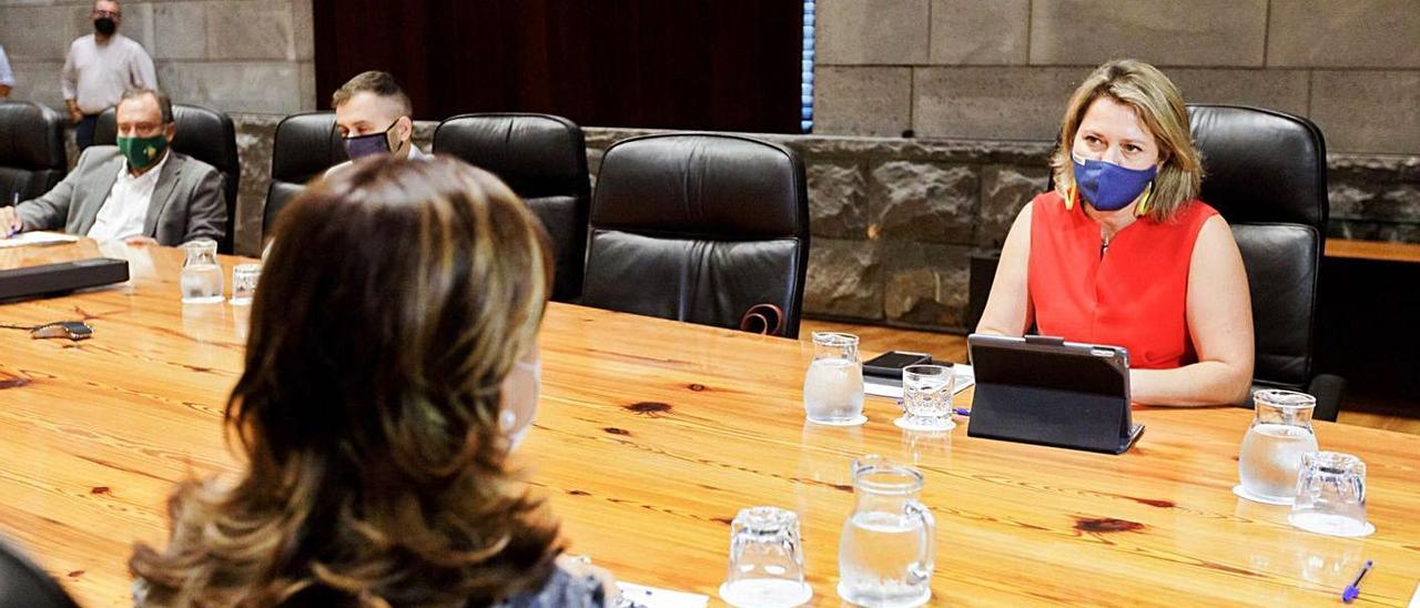 Alicia Vanoostende con la presidenta de la Asociación de Agricultores y Ganaderos (asaga), Angela  Delgado, ayer.