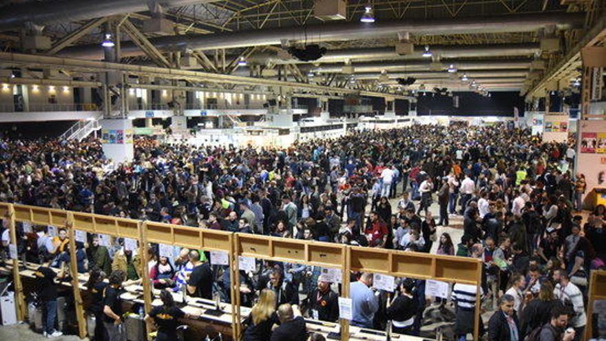 Assistents a la vuitena edició del Barcelona Beer Festival, a la Farga de l&#039;Hospitalet de Llobregat