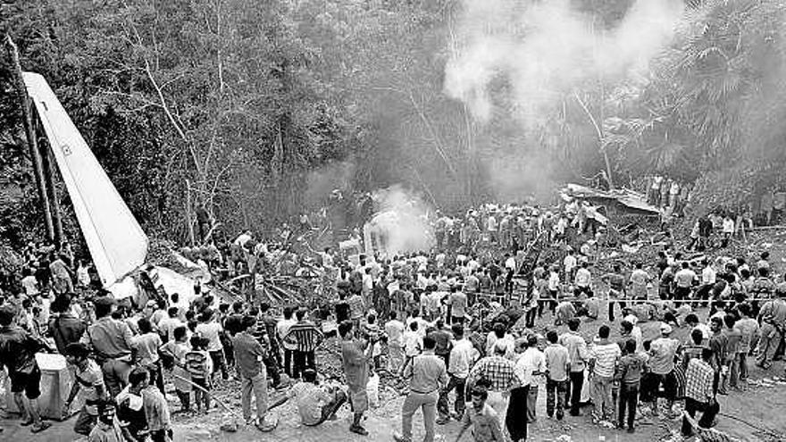 Decenas de lugareños y miembros de los equipos de rescate, en el lugar del accidente.