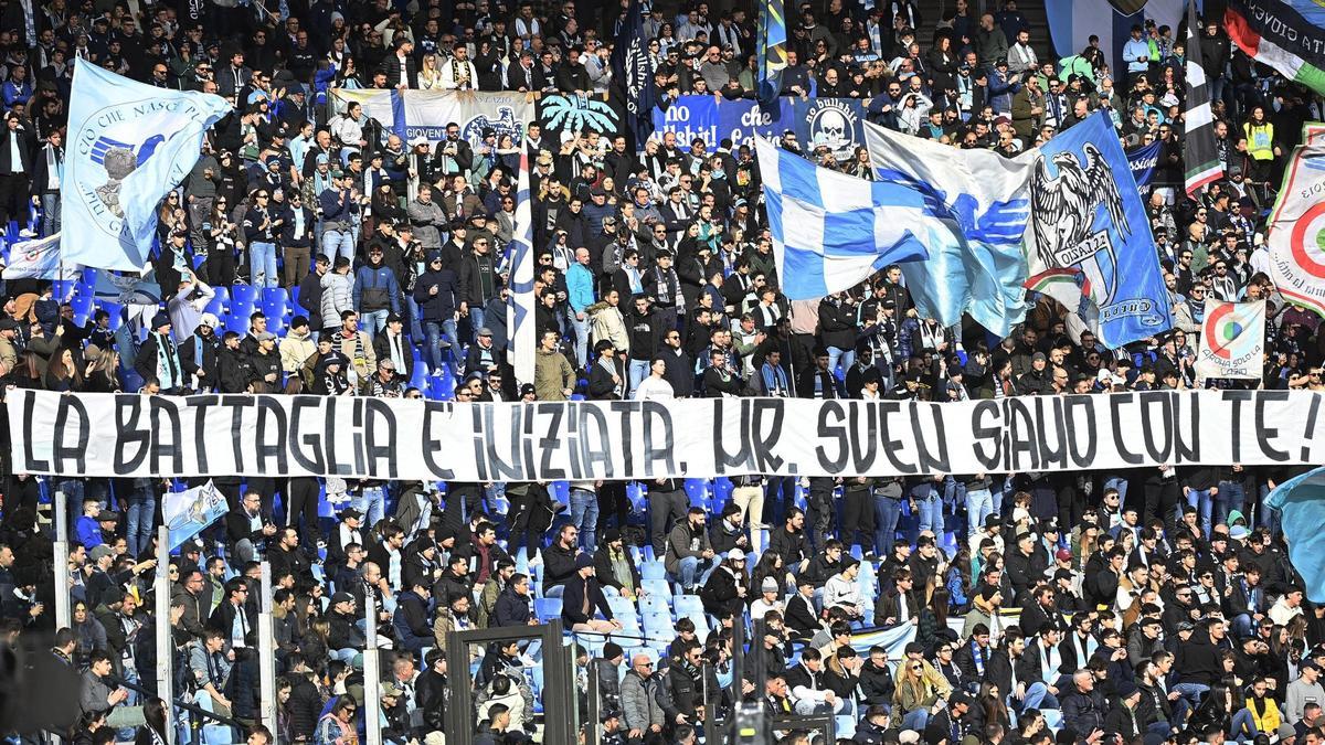 Los aficionados del Lazio, uno de los exequipos de Eriksson, exhiben una pancarta de apoyo al técnico sueco, antes del partido contra el Lecce.