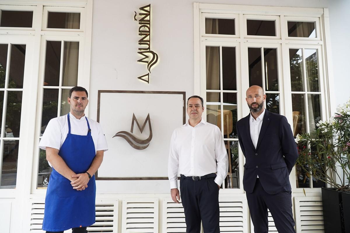 El chef Martín Ezio Bonino junto a Álvaro Ameijenda (fundador de A Mundiña) y Eloy García, el encargado de La Barra.
