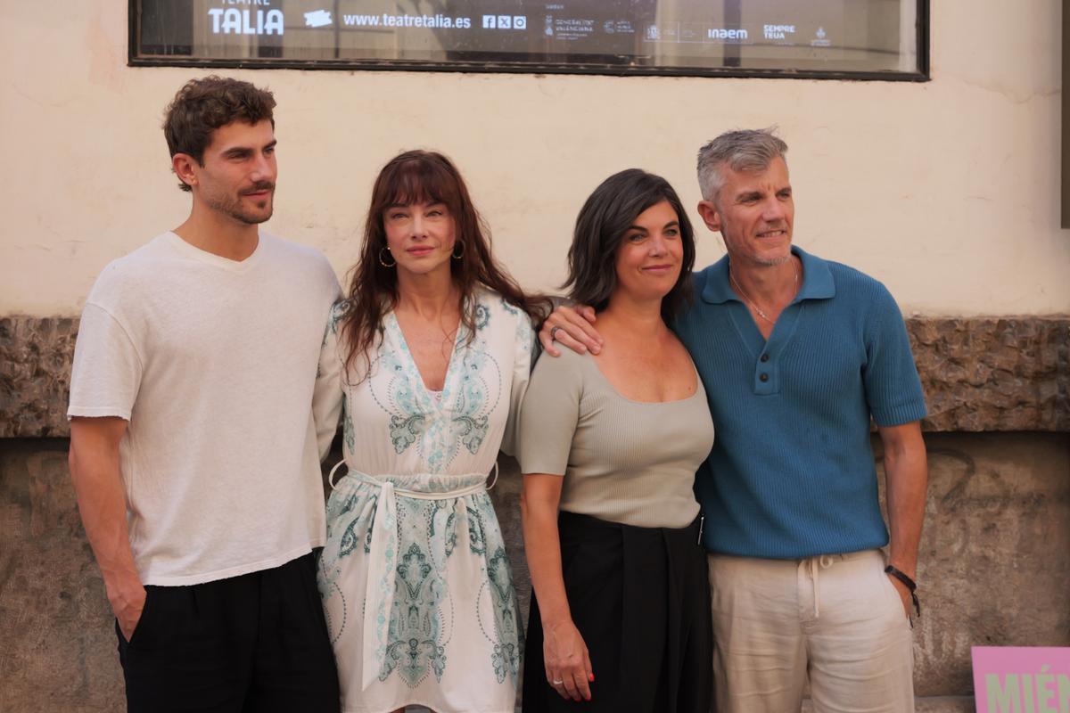 Los actores de 'Miénteme', durante la presentación de la obra esta mañana.