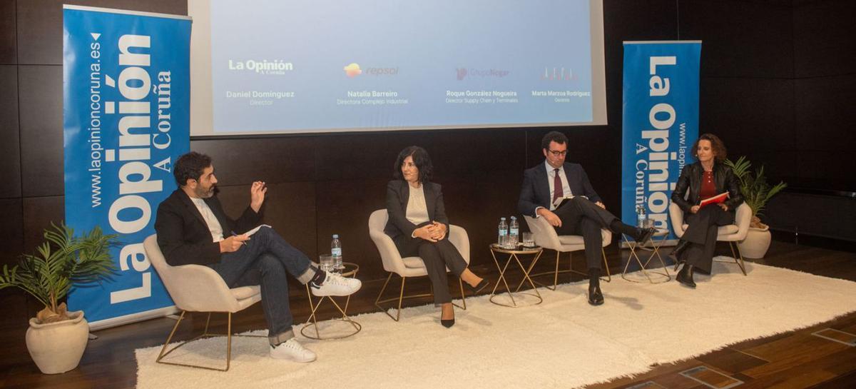 Daniel Domínguez, en compañía de la directora del complejo industrial de Repsol en A Coruña, Natalia Barreiro; el director ‘supply chain’ del Grupo Nogar, Roque González Nogueira; y la gerente de la Asociación de Empresarios del Polígono de Sabón-Arteixo, Marta Marzoa. |  Casteleiro