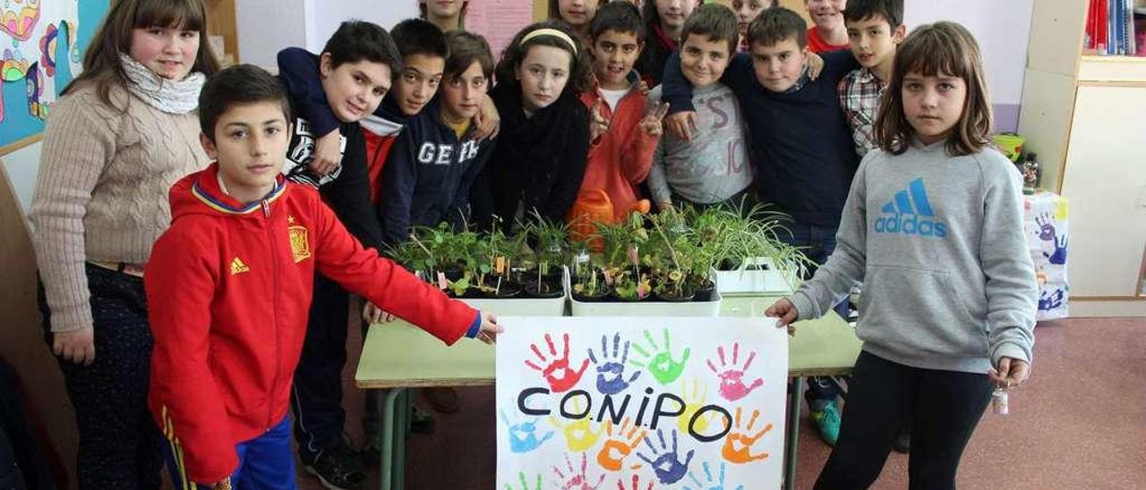 Los cooperativistas de 5.º A, con Juan Beneto y Joana Pérez en primer término, sujetando el logotipo de su colectivo empresarial.