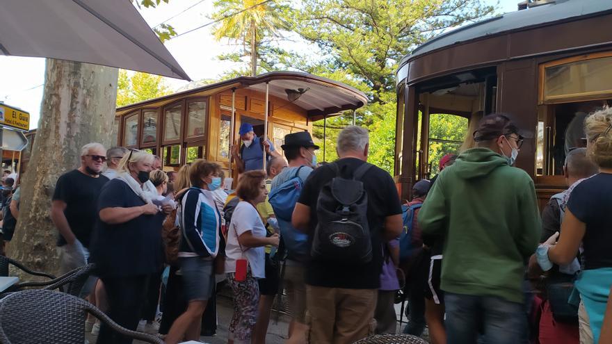 El flujo de turistas permite alargar la temporada hasta finales de mes en Sóller