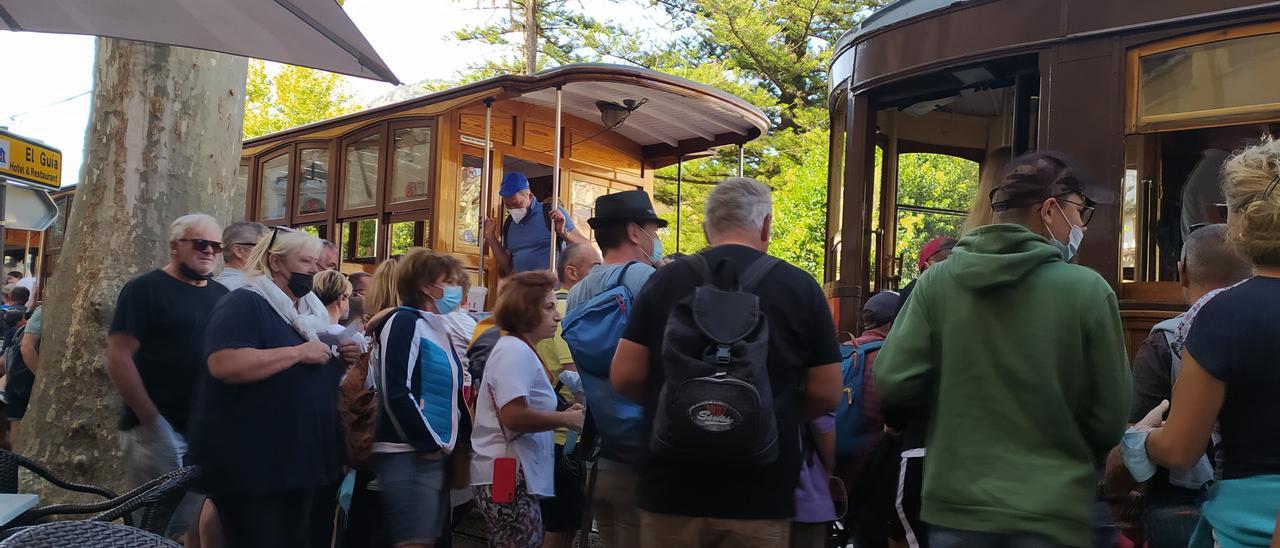 Turistas suben al tranvía de Sóller, este pasado verano.