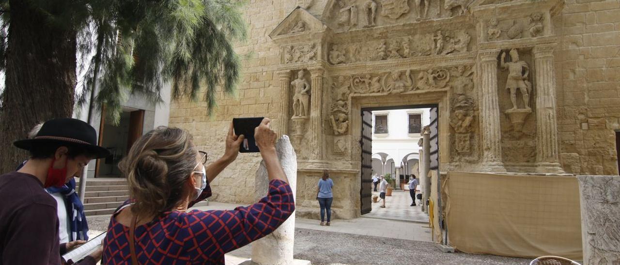 Una turista fotografía la fachada del Museo Arqueológico de Córdoba.