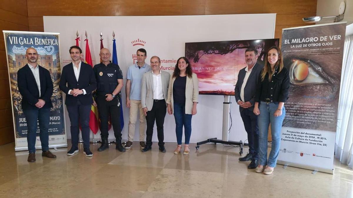 Presentación de la gala benéfica de la ONG 'Azul en Acción' este lunes en el Ayuntamiento.