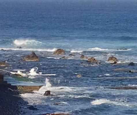 Una avioneta ameriza de emergencia en la playa de El Altillo