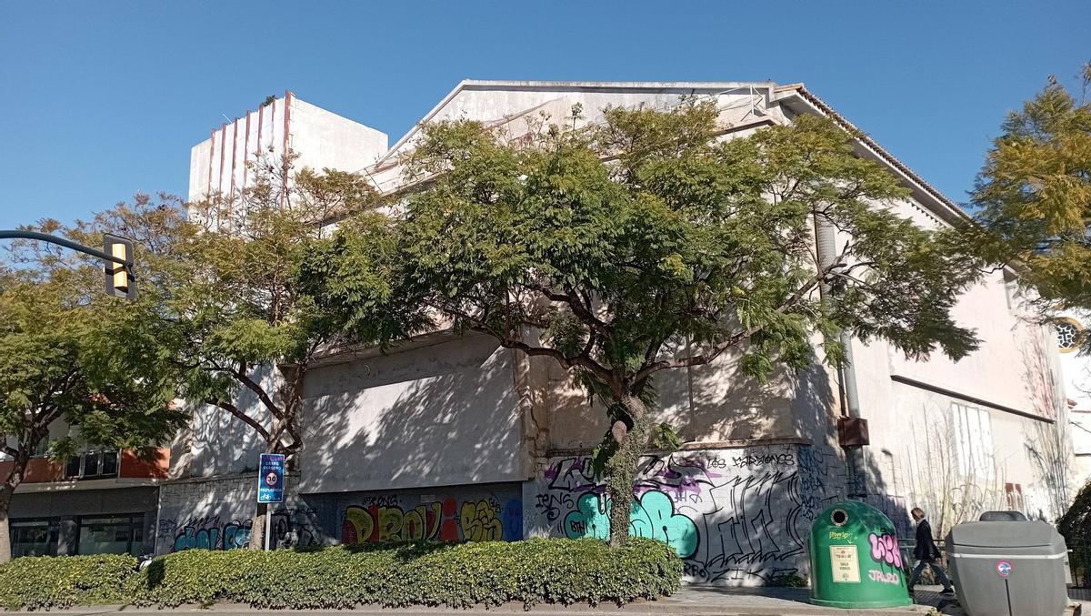 Fachada del antiguo cine Lope de Vega y discoteca Bobby Logan, el mes pasado.