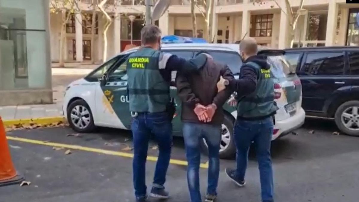 Momento de la detención del joven de 20 años en Navalmoral de la Mata.