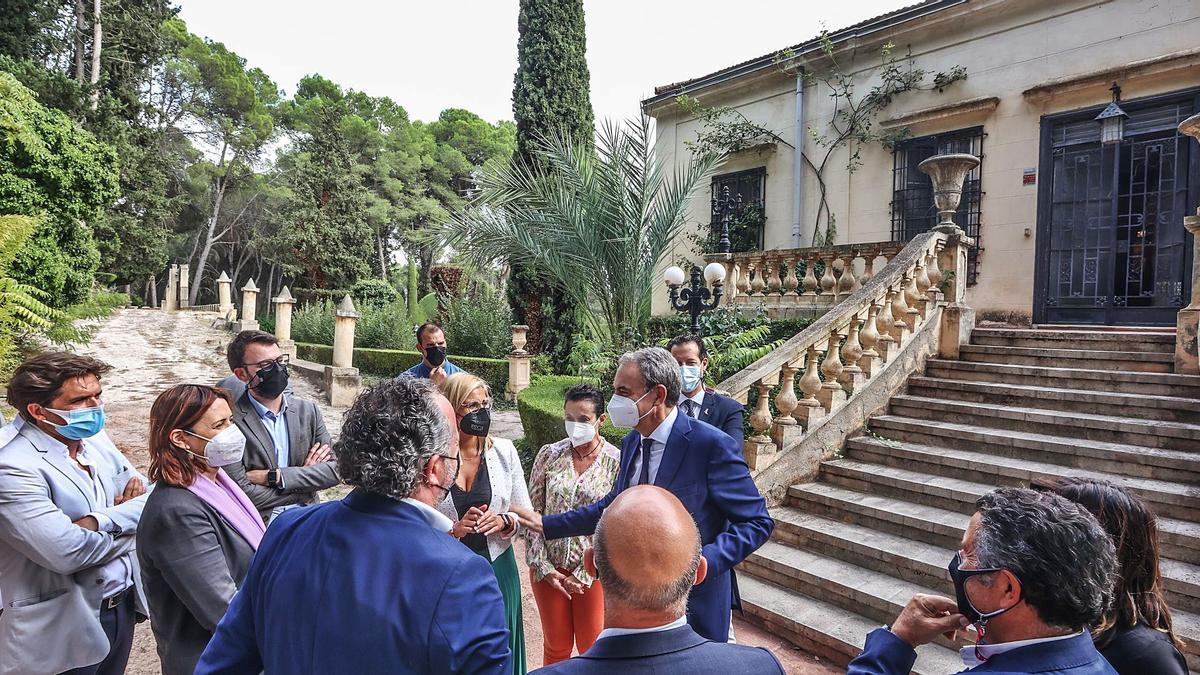 El expresidente socialista José Luis Rodríguez Zapatero durante su visita a la finca El Poblet de Petrer, que fue la sede del Gobierno de la II República en el año 1939. | ÁXEL ÁLVAREZ