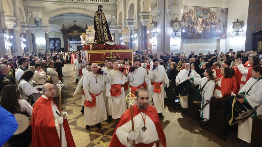 El mal tiempo obliga a suspender en Oviedo la procesión de Jesús Cautivo, arropado en casa