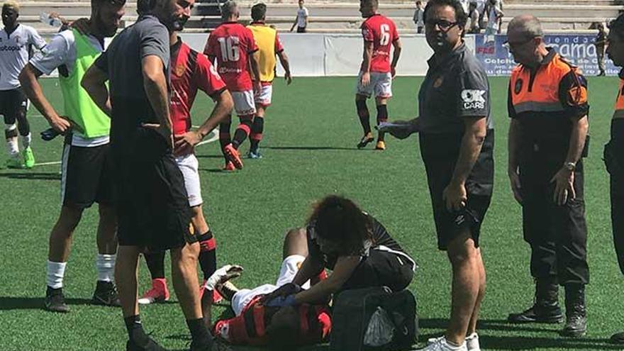 La fisioterapeuta del Mallorca atiende a Cedric sobre el césped al final del partido, con Vicente Moreno en primer término con semblante preocupado.